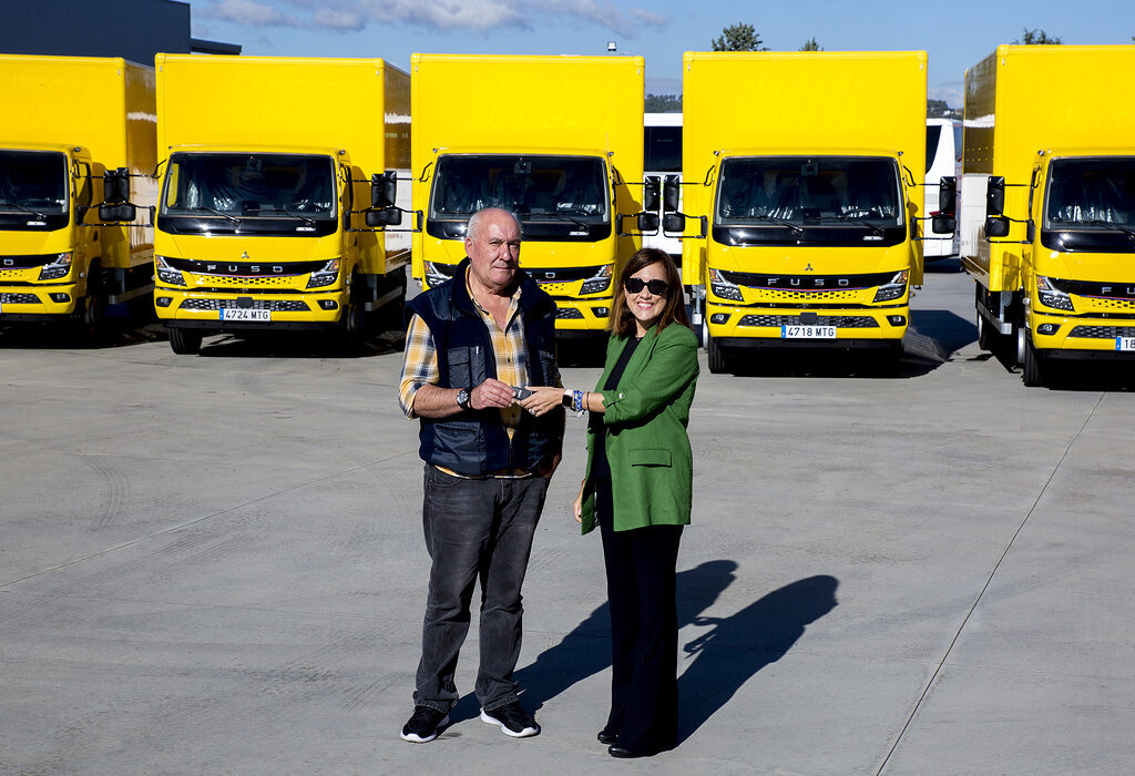 Laura Rodríguez, FUSO manager bei Daimler Truck Spanien, übergibt die Fahrzeugschlüssel an Ramón Vázquez Noguerol, Planway Logistics Manager in der Region Galizien / Laura Rodríguez, FUSO manager at Daimler Truck Spain hands over the keys to Ramón Vázquez Noguerol, Planway manager in the area of Galicia

Laura Rodríguez, FUSO manager bei Daimler Truck Spanien, übergibt die Fahrzeugschlüssel an Ramón Vázquez Noguerol, Planway Logistics Manager in der Region Galizien / Laura Rodríguez, FUSO manager at Daimler Truck Spain hands over the keys to Ramón Vázquez Noguerol, Planway manager in the area of Galicia