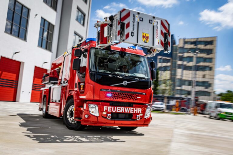 Read more about the article Rosenbauer przekazuje w pełni elektryczną drabinę obrotową komendzie straży pożarnej landu Burgenland