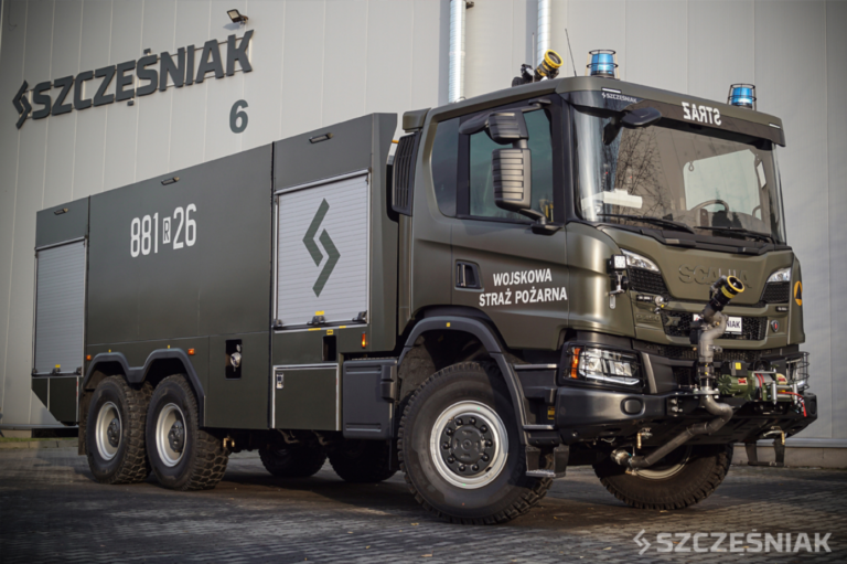 Read more about the article Ciężkie samochody ratowniczo-gaśniczych na podwoziu Scania P450B6X6HZ XT z zabudową ze SZCZĘŚNIAK Pojazdy Specjalne sp. z o.o. dla Wojskowych Straży Pożarnych
