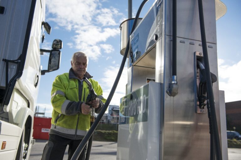 Read more about the article Scania promuje wiedzę i konsumpcję HVO