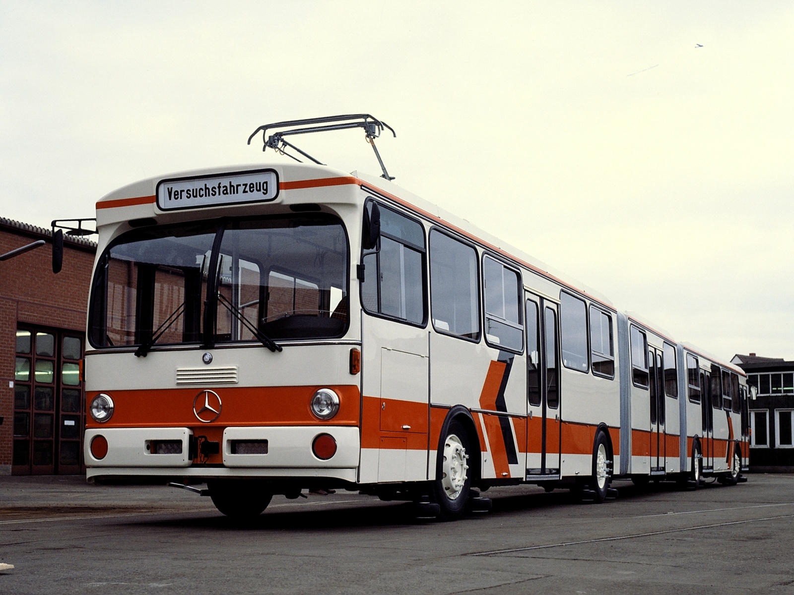 Read more about the article O 305 G „O-Bahn” Doppelgelenkbus – autobuso-tramwaj czy inny rodzaj trolejbusu – ciekawy projekt Mercedesa przełomu lat 70. i 80. ubiegłego wieku