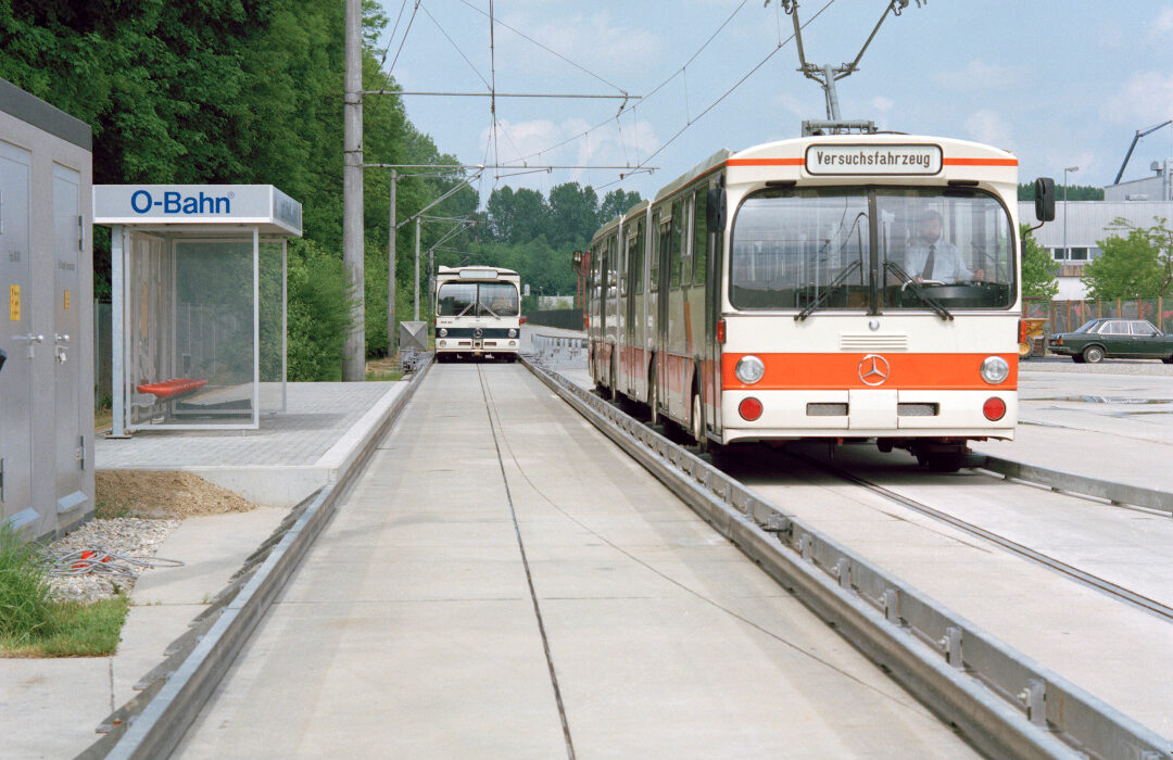 Mercedes-Benz Spurbus / O-Bahn System in Rastatt auf automatischer Spurführung in engen Innenstädten. Für den Antrieb gibt es maßgeschneiderte Varianten, 1982.