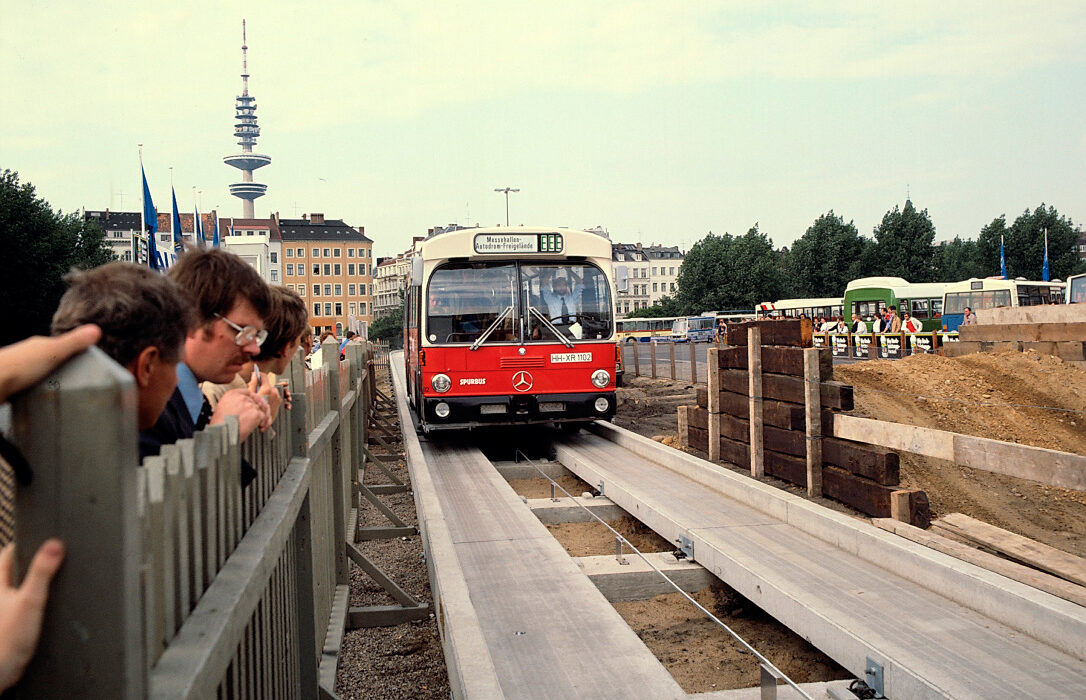 Auf der Internationalen Verkehrsausstellung in Hamburg demonstriert Daimler-Benz erstmals das "O-Bahn"-Konzept im praktischen Einsatz.