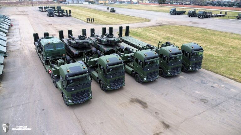 Read more about the article Nowe ciężkie ciągniki siodłowo-balastowe Volvo FH16 z naczeoami niskopodwoziowymi Doll w Oleśnicy