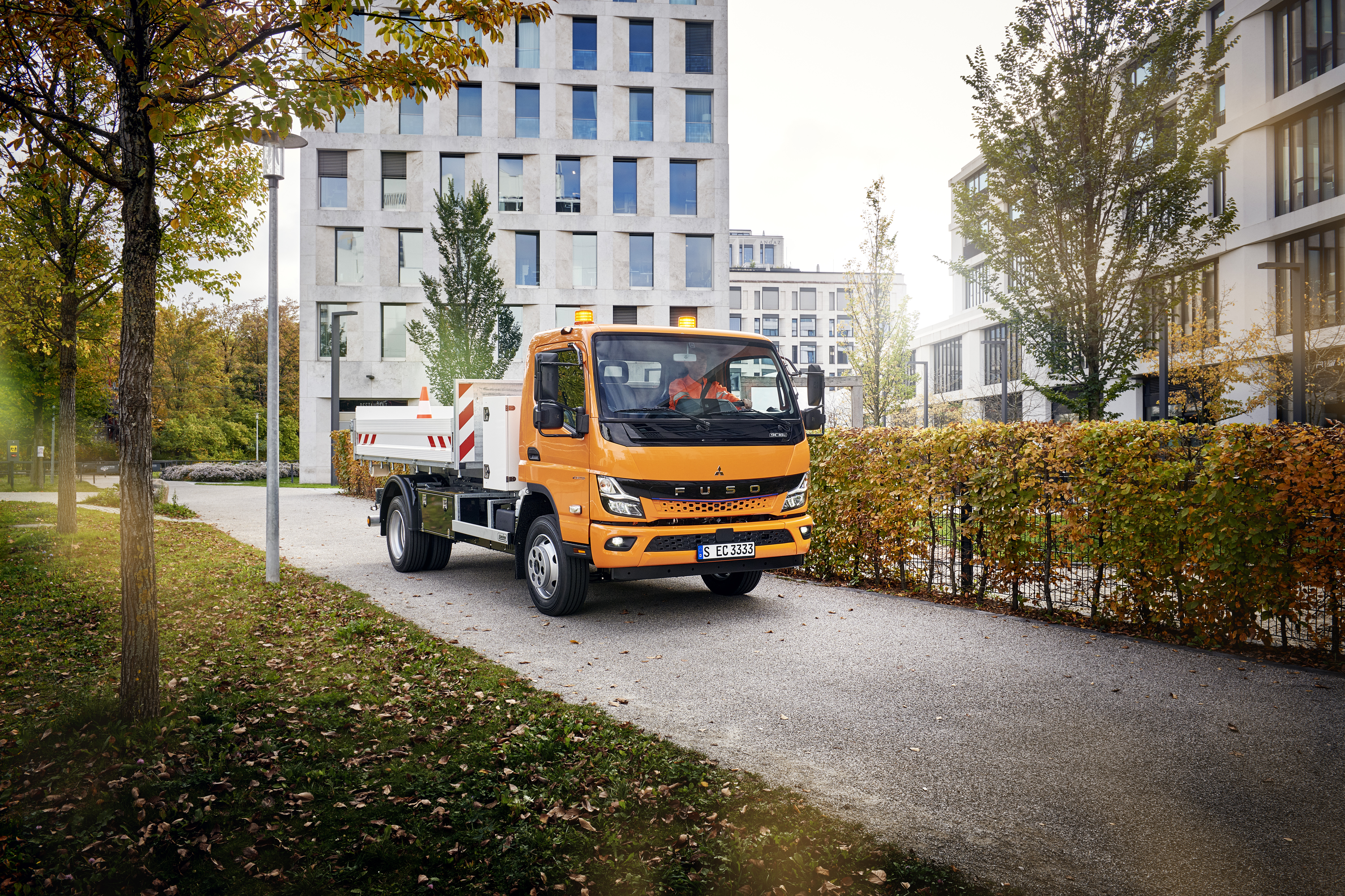 Read more about the article Wszechstronny w konstrukcji: na targach bauma 2025 marka ciężarówek Daimler FUSO z trzema wariantami Cantera