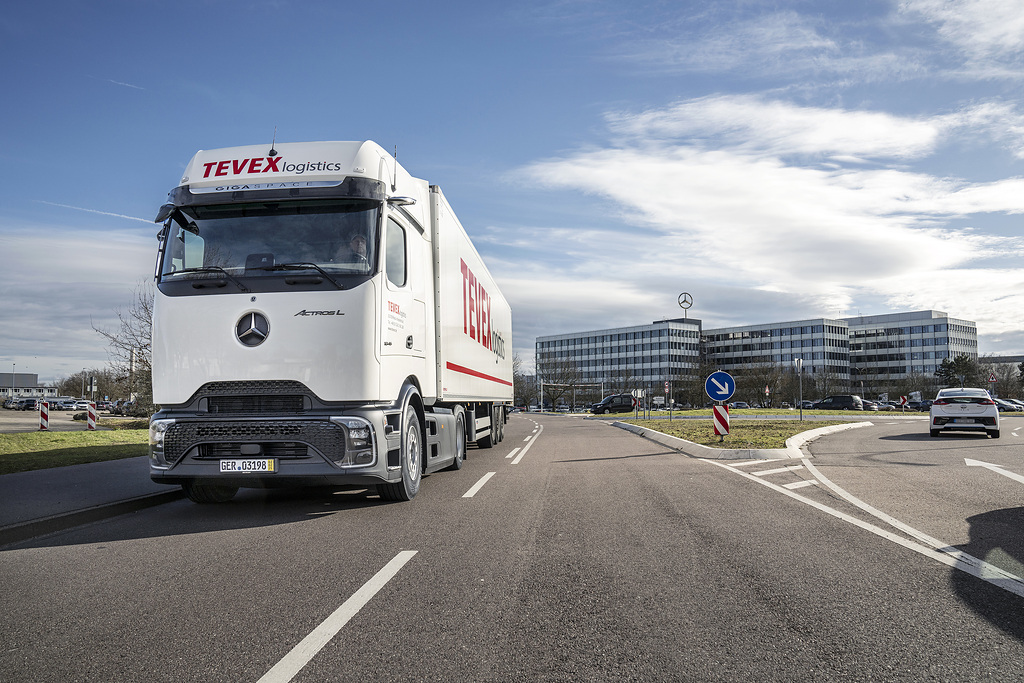 Tevex Logistics modernisiert seinen Fuhrpark mit 150 neuen Mercedes-Benz Actros L für mehr Effizienz und Sicherheit
Tevex Logistics modernises its fleet with 150 new Mercedes-Benz Actros L vehicles for greater efficiency and safety