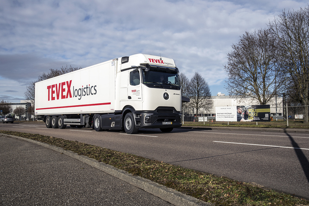 Tevex Logistics modernises its fleet with 150 new Mercedes-Benz Actros L vehicles for greater efficiency and safety
Tevex Logistics modernisiert seinen Fuhrpark mit 150 neuen Mercedes-Benz Actros L für mehr Effizienz und Sicherheit