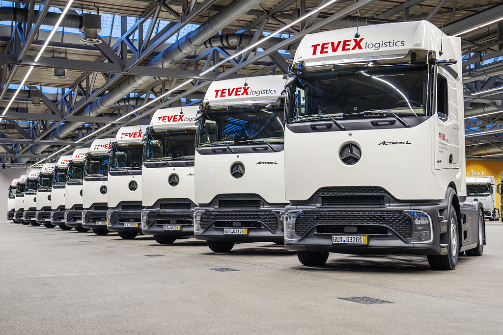 Read more about the article Tevex Logistics modernizuje swoją flotę, kupując 150 nowych Mercedesów-Benz Actros L, co zwiększa wydajność i bezpieczeństwo