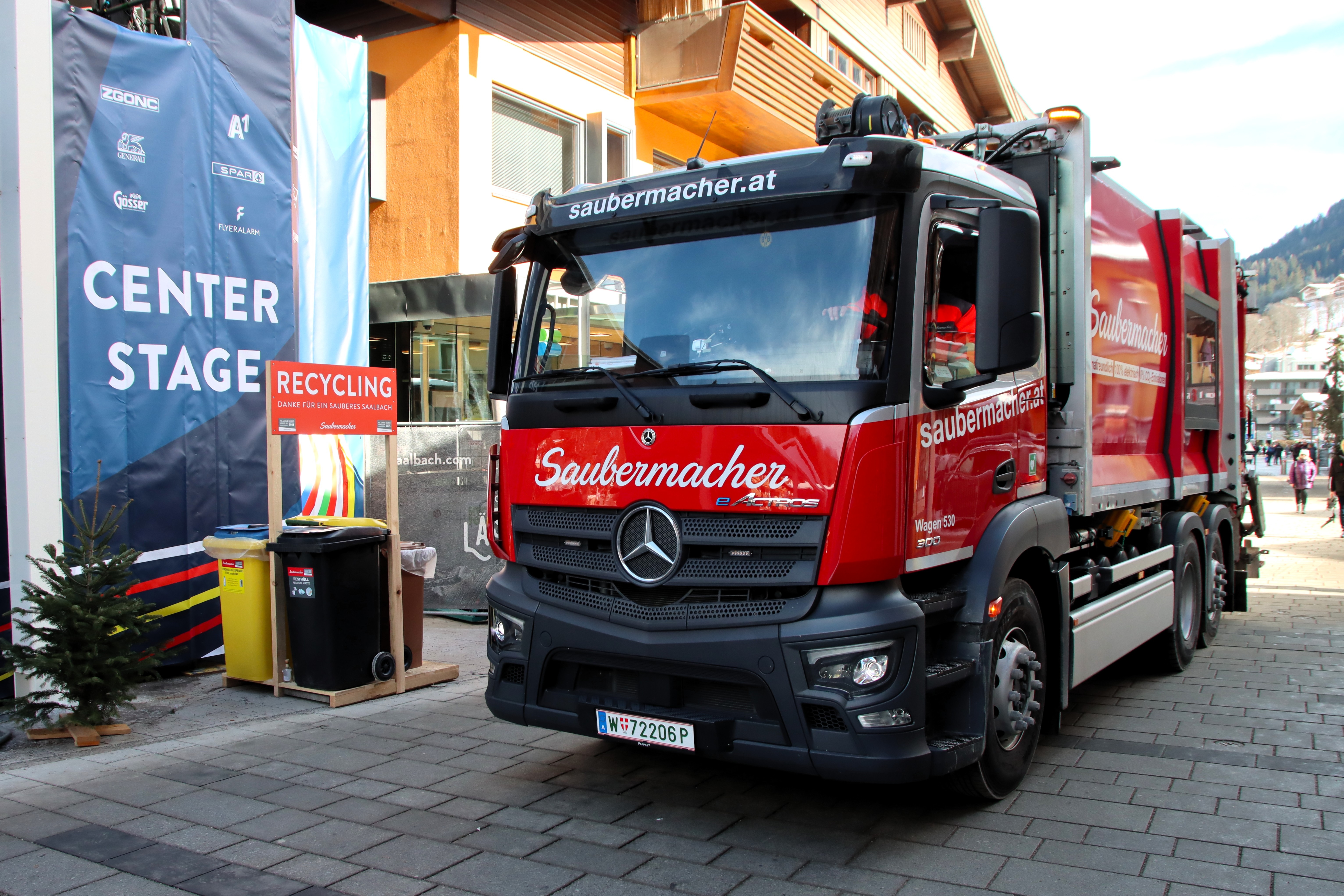 Read more about the article Całkowicie elektryczny odbiór śmieci na trasie kibica: Mercedes-Benz eActros 300 sprząta na Mistrzostwach Świata w Narciarstwie