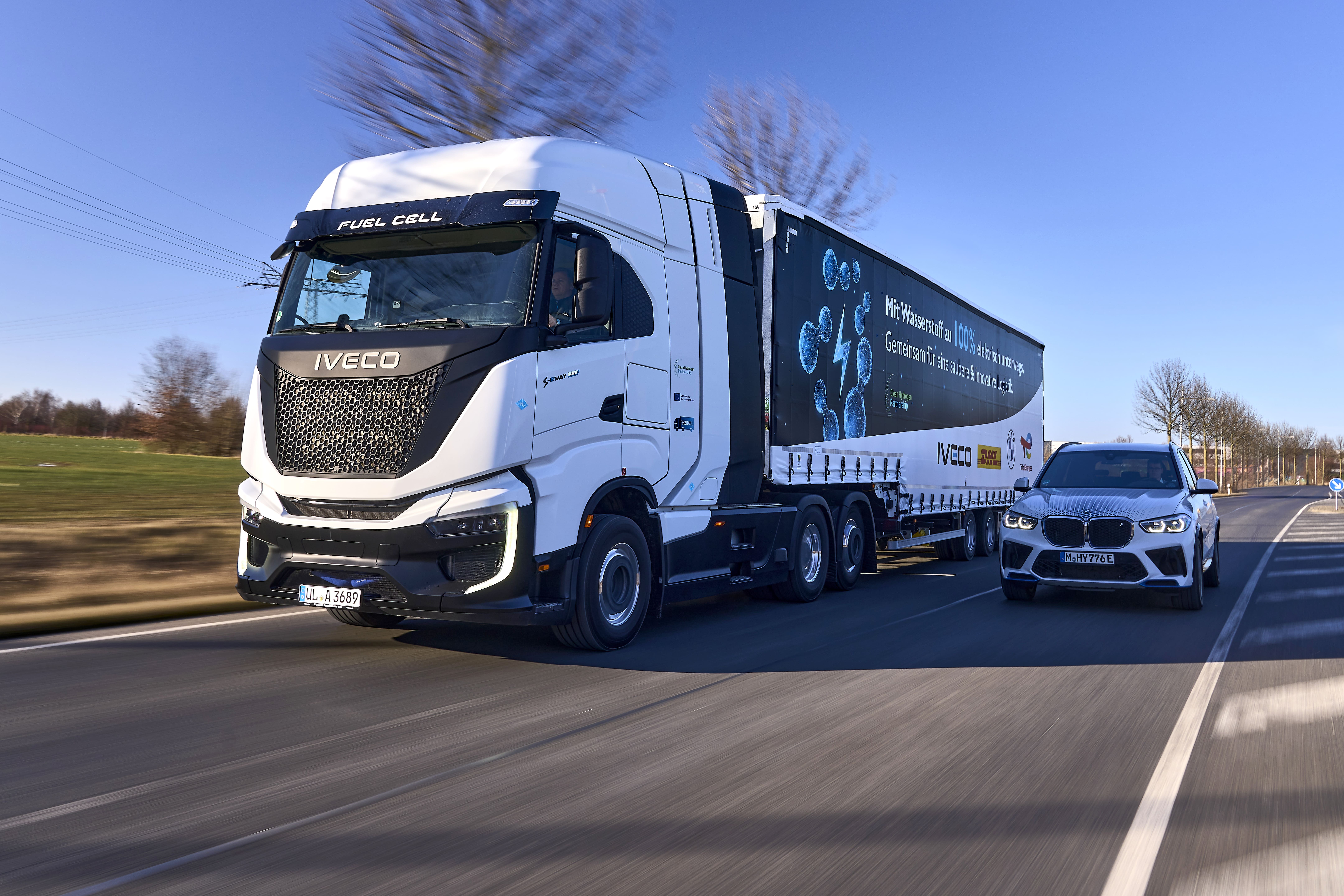 Read more about the article IVECO dostarczyło do BMW dwie ciężarówki S-eWay Fuel-Cell, co oznacza, że pierwsze jednostki przełomowego projektu H2Haul skoncentrowanego na wodorze właśnie trafią na drogi