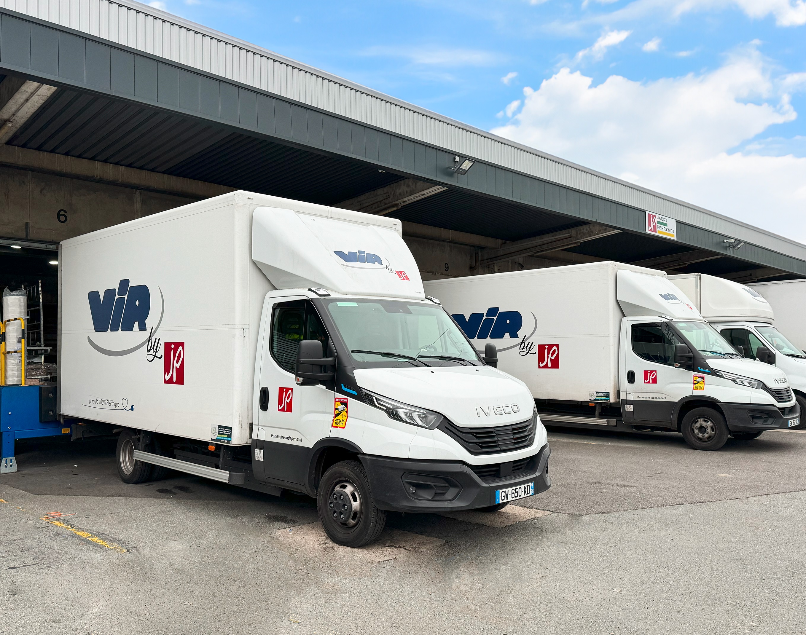 Read more about the article IVECO dostarcza 40 pojazdów eDaily do VIR by JP, spółki zależnej Jacky Perrenot Group