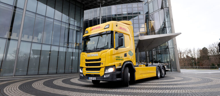 Read more about the article Scania i DHL przetestują ciężarówkę elektryczną z zasilanym paliwem przedłużaczem zasięgu