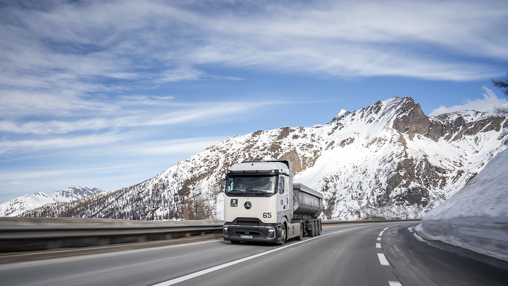 Wintererprobung Mercedes-Benz GenH2 Truck in der Schweiz
Winter Testing Mercedes-Benz GenH2 Truck in Switzerland