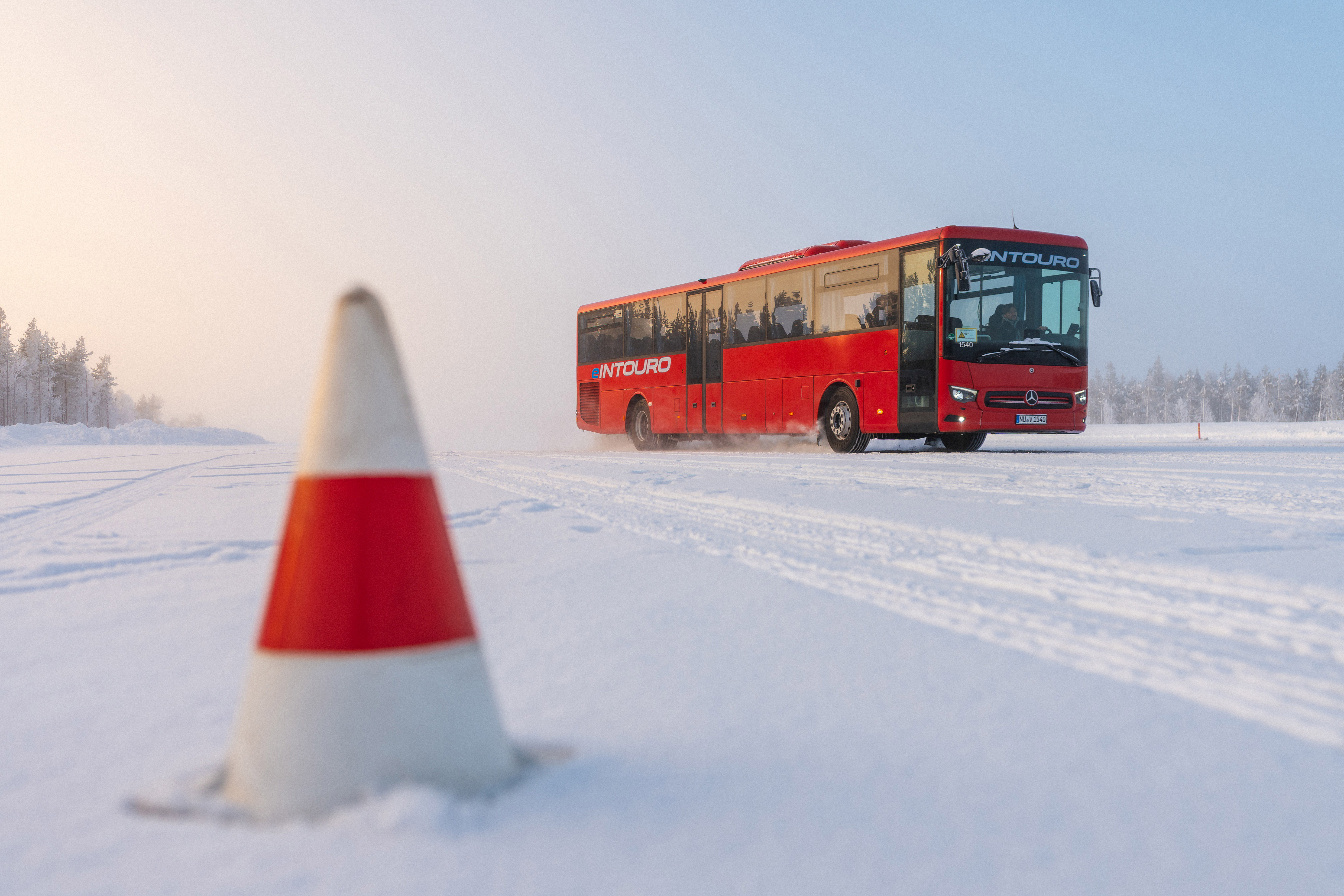 Read more about the article Nowy eIntouro skutecznie stawia czoła zimnu, lodowi i śniegowi: Daimler Buses testuje elektryczny autobus międzymiastowy w Finlandii