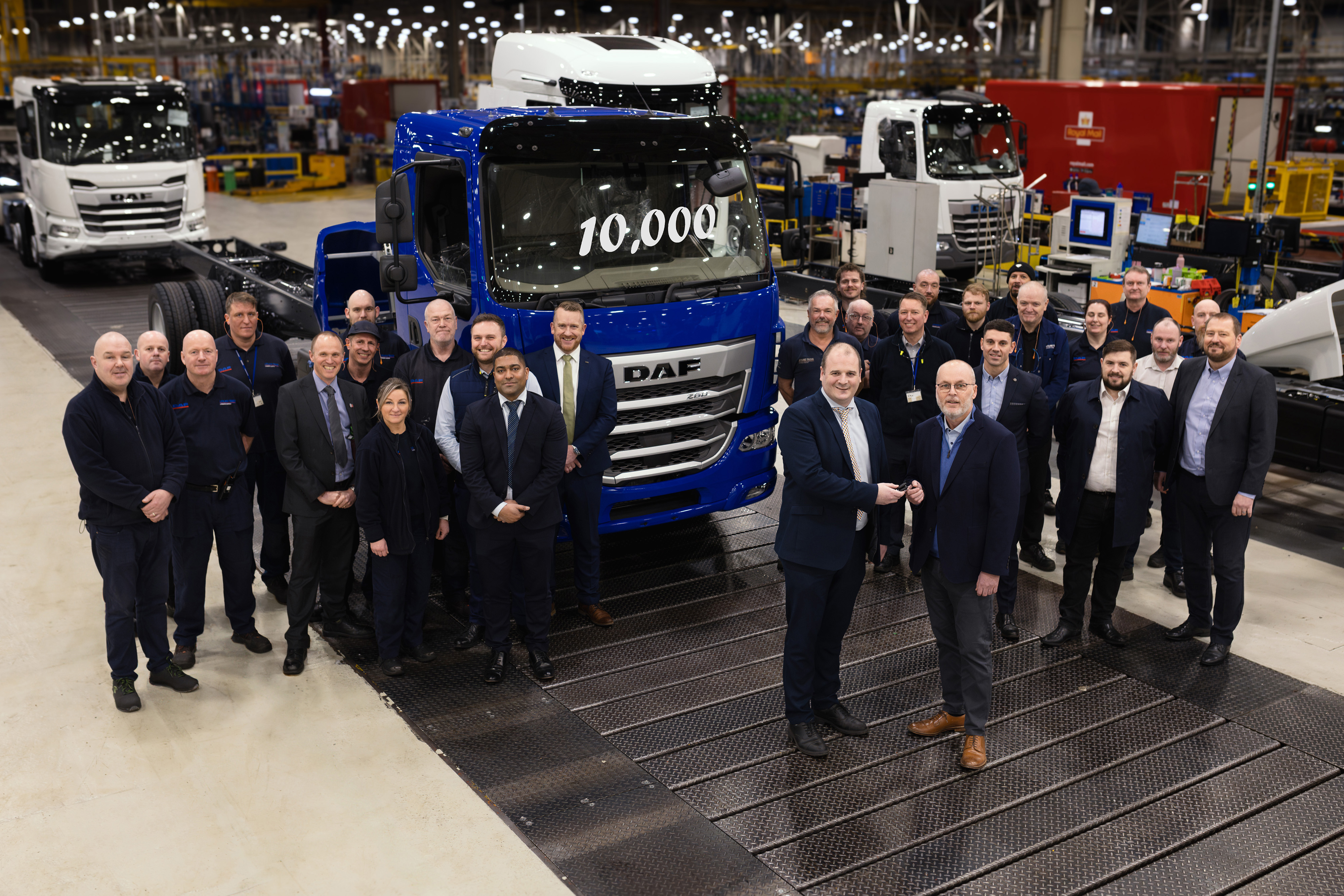 Read more about the article DAF osiąga kamień milowy 10 000 ciężarówek dystrybucyjnych z serii XB. Egzemplarz jubileuszowy dla Maxi Haulage Limited