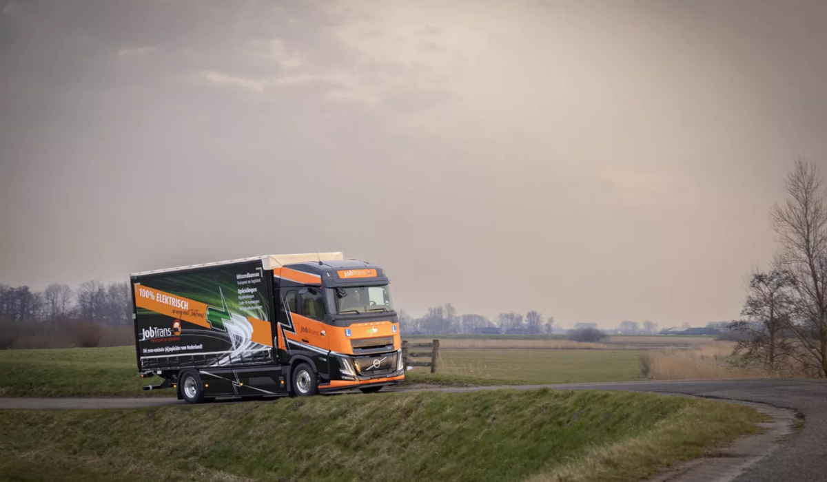 Screenshot 2025-03-04 at 12-07-41 volvo-fh-aero-electric-jobtrans-2 (obraz WEBP 1440×960 pikseli) — Skala (76%)