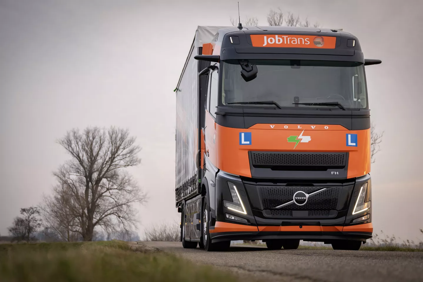 Read more about the article Pierwsze w Europie szkolenie instruktorów jazdy JobTrans: kurs szkoleniowy z zerową emisją spalin z Volvo FH Aero Electric