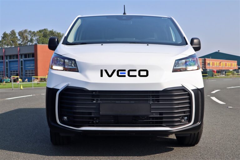 Read more about the article Stellantis Pro One i IVECO łączą siły w celu dostarczenia dwóch elektrycznych furgonetek marki IVECO