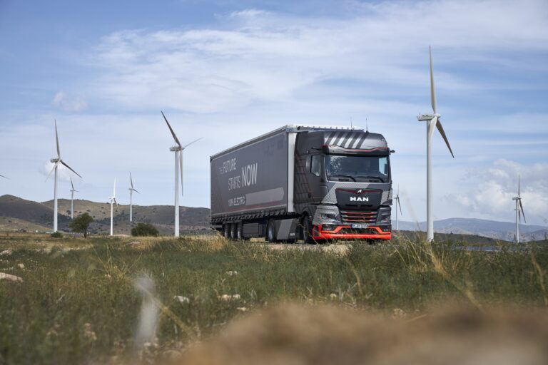 Read more about the article Do 2025 roku elektryczne ciężarówki MAN pokonały już 500 000 kilometrów w rzeczywistych operacjach logistycznych