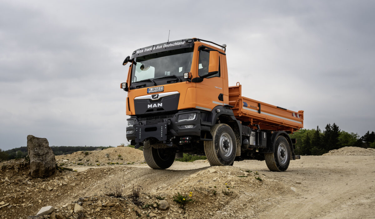 At 3,050 millimetres, the all-wheel drive MAN TGM 13.390 4x4 BL sets itself apart with its extremely short wheelbase. For winter service, it is equipped with a front mounting plate and raised winter-service lighting.
DE: Den kürzesten Radstand von 3050 Millimetern zeichnet den allradangetriebenen MAN TGM 13.390 4x4 BL aus. Für den Winterdienst ist er mit einer Frontanbauplatte und hochgesetzter Winterdienstbeleuchtung ausgestattet.
EN: At 3,050 millimetres, the all-wheel drive MAN TGM 13.390 4x4 BL sets itself apart with its extremely short wheelbase. For winter service, it is equipped with a front mounting plate and raised winter-service lighting.