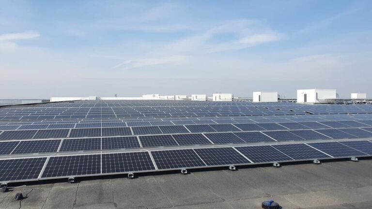 Read more about the article Niedobór mocy zagraża elektryfikacji sektora logistycznego – ale lokalne rozwiązania i elastyczność użytkowników wskazują drogę naprzód