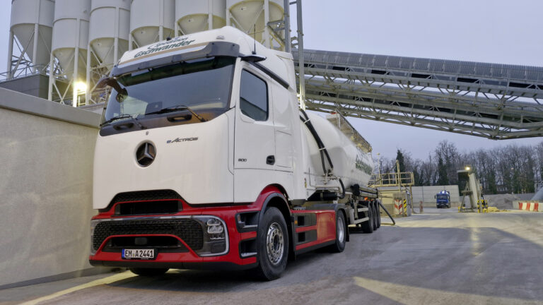 Read more about the article Mercedes-Benz Trucks elektryfikuje: z czterema eActros 600 Spedition Gschwander zaczyna przechodzić na napęd elektryczny