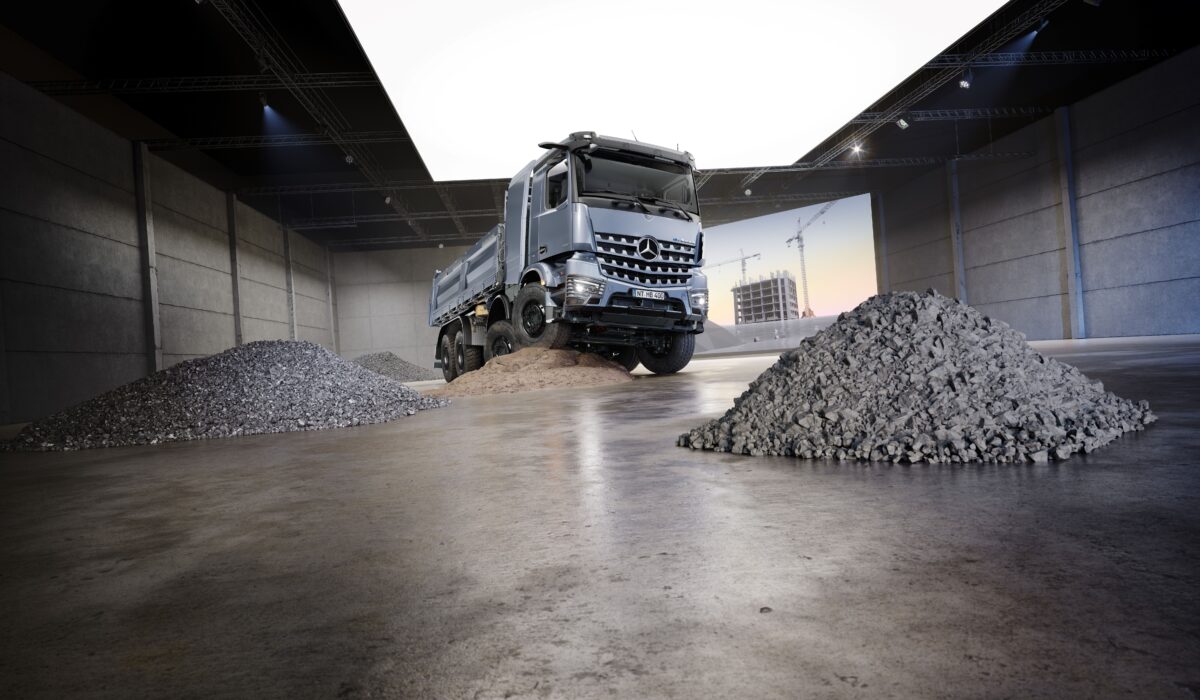 Robust, kraftvoll – und nun auch vollelektrisch: Mercedes-Benz Trucks präsentiert auf der bauma 2025 den neuen eArocs 400/Robust, powerful – and now also all-electric: Mercedes-Benz Trucks presents the new eArocs 400 at bauma 2025
Robust, kraftvoll – und nun auch vollelektrisch: Mercedes-Benz Trucks präsentiert auf der bauma 2025 den neuen eArocs 400/Robust, powerful – and now also all-electric: Mercedes-Benz Trucks presents the new eArocs 400 at bauma 2025