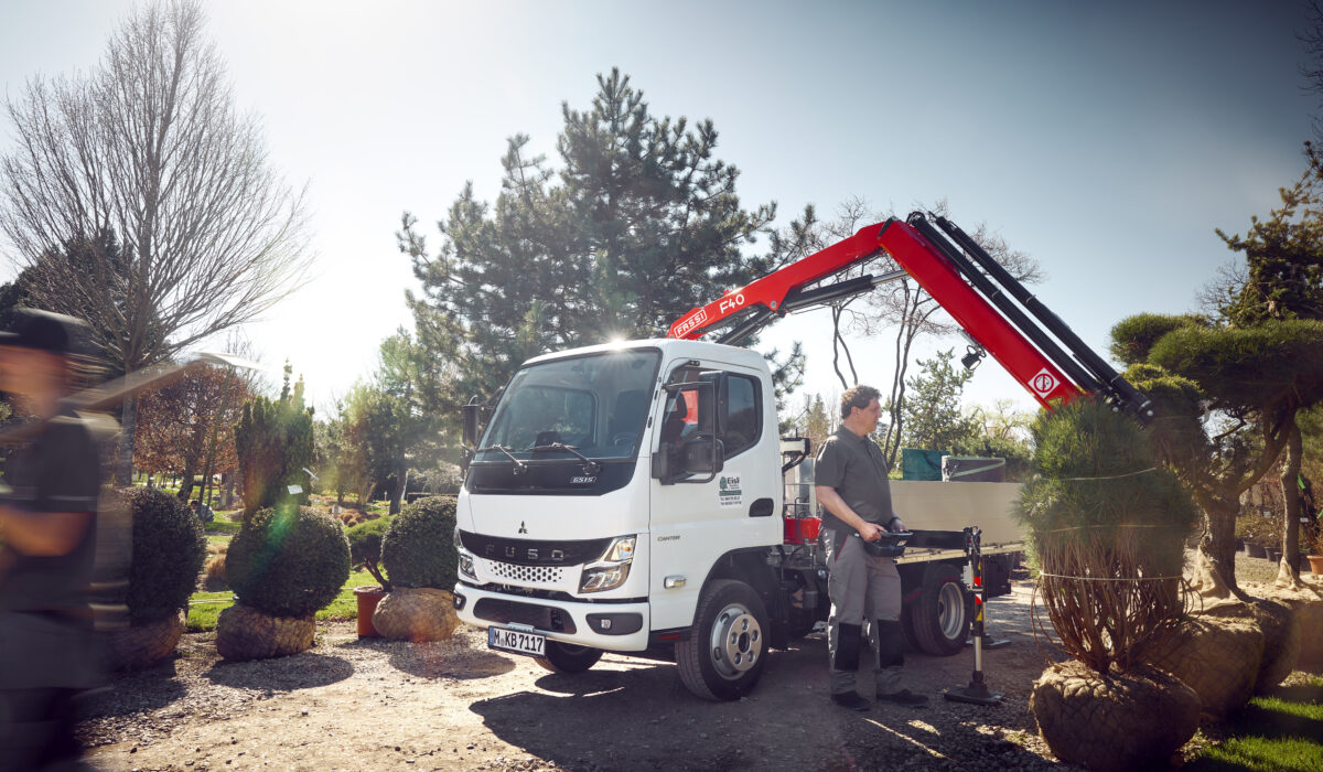 FUSO Canter 6S15, 6,0 t, S-Kabine, mit WEHA Pritschenaufbau mit Kran bei der bauma 2025/FUSO Canter 6S15, 6,0 t, S-Cabin with WEHA flatbed body and crane at bauma 2025
FUSO Canter 6S15, 6,0 t, S-Kabine, mit WEHA Pritschenaufbau mit Kran bei der bauma 2025/FUSO Canter 6S15, 6,0 t, S-Cabin with WEHA flatbed body and crane at bauma 2025