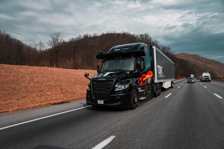 Read more about the article Jazda autonomiczna: Daimler Truck dostarcza Torc najnowszą wersję platformy ciężarówek gotowych do jazdy autonomicznej