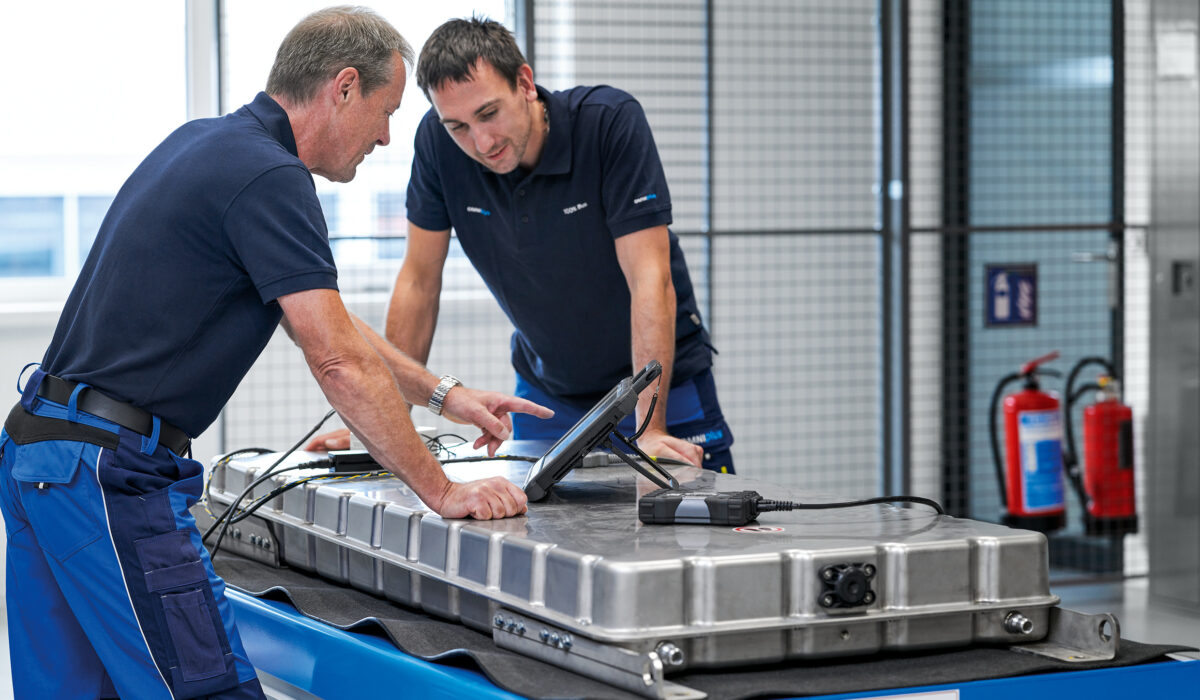 Daimler Buses E-Services | Arbeiten mit Hochvoltbatterien
Daimler Buses aiming to foster growth with e-services | Working with high-voltage batteries