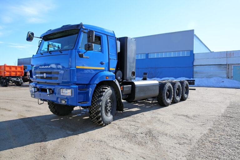 Read more about the article Powstało nowe specjalne 4-osiowe podwozie KAMAZ z ostatnią osią wleczoną, nienapędzaną, skrętną