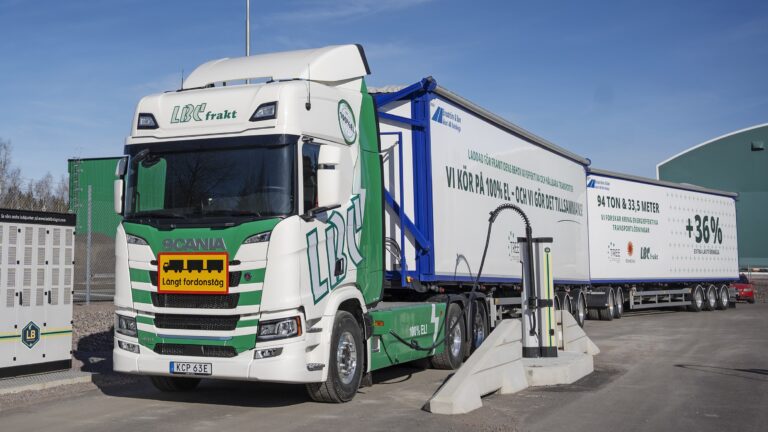 Read more about the article Największy na świecie zestaw z ciężarówką elektryczną już jeździ po szwedzkich drogach