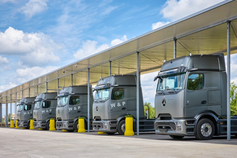 Read more about the article E-mobilność w Dolnej Frankonii: firma transportowa W&P wzmacnia flotę o 20 Mercedesów-Benz eActros 600 i otwiera park ładowania z 56 punktami ładowania