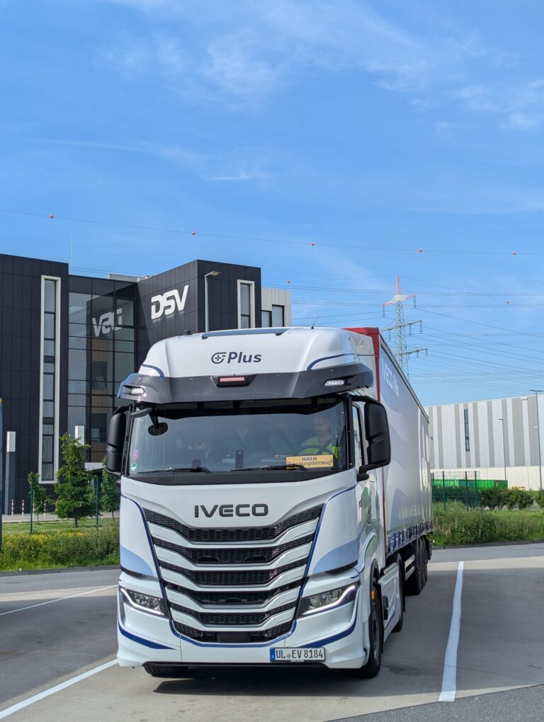 Read more about the article IVECO kończy udany test półautonomicznych ciężarówek z partnerami Plus, DSV i dm-drogerie markt – program otwiera drogę do przyszłego pilotażu z całkowicie autonomicznymi ciężarówkami.