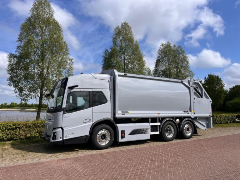 Read more about the article HVC odbiera odpady wielkogabarytowe za pomocą pierwszych ciężarówek Volvo FM Low Entry w Holandii