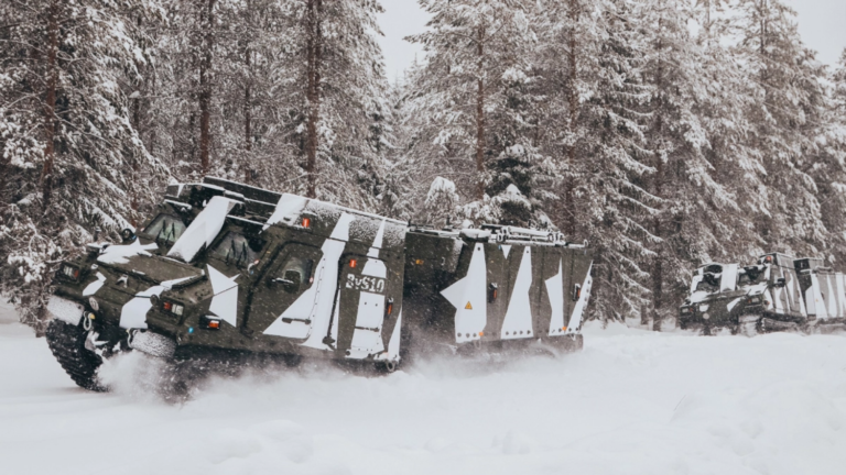 Read more about the article BAE Systems i Iveco Defence Vehicles nawiązują strategiczną współpracę w zakresie BvS10 dla Włoch