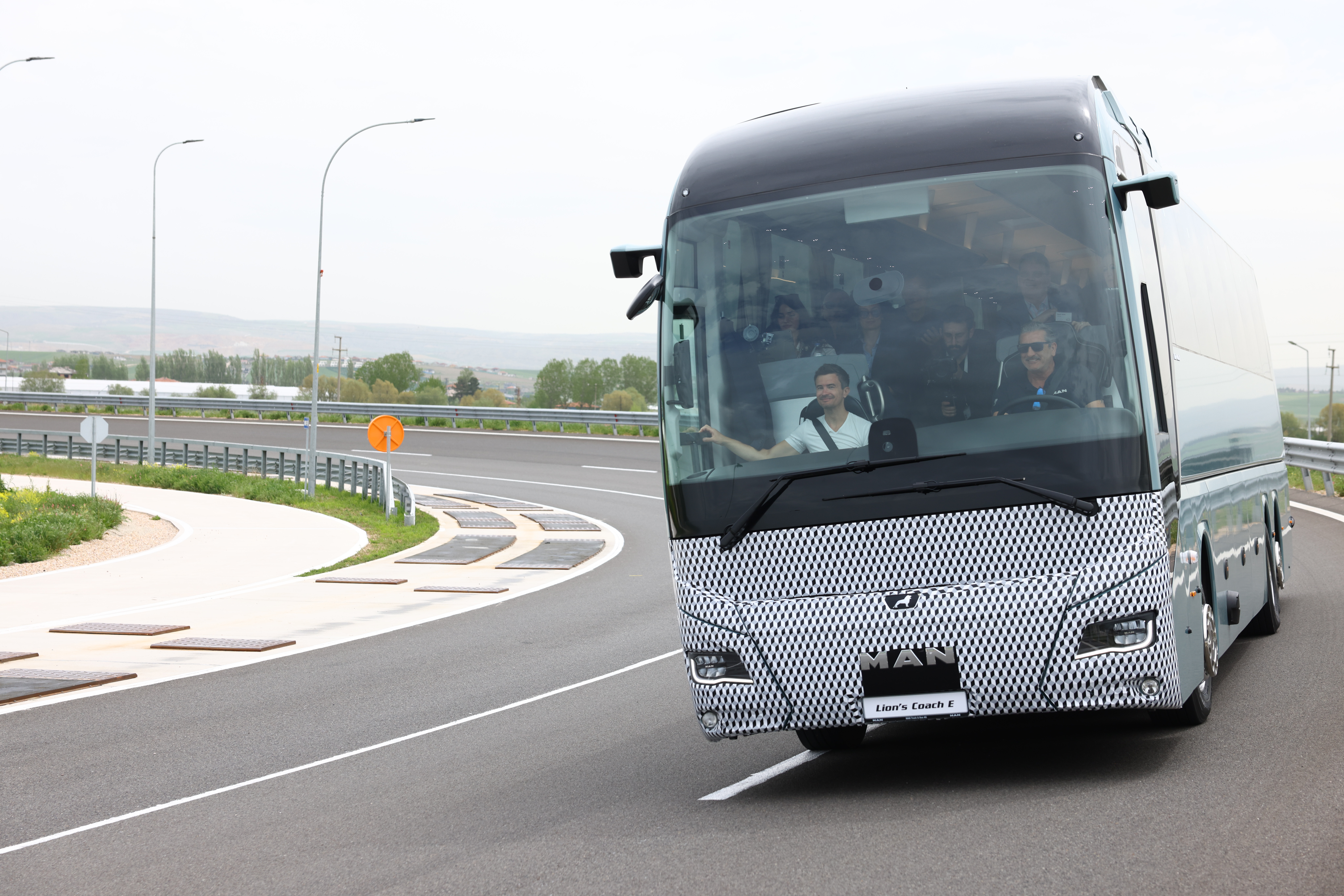 Read more about the article Kamień milowy w zrównoważonym podróżowaniu: pierwszy w Europie eCoach jest produkowany przez MAN