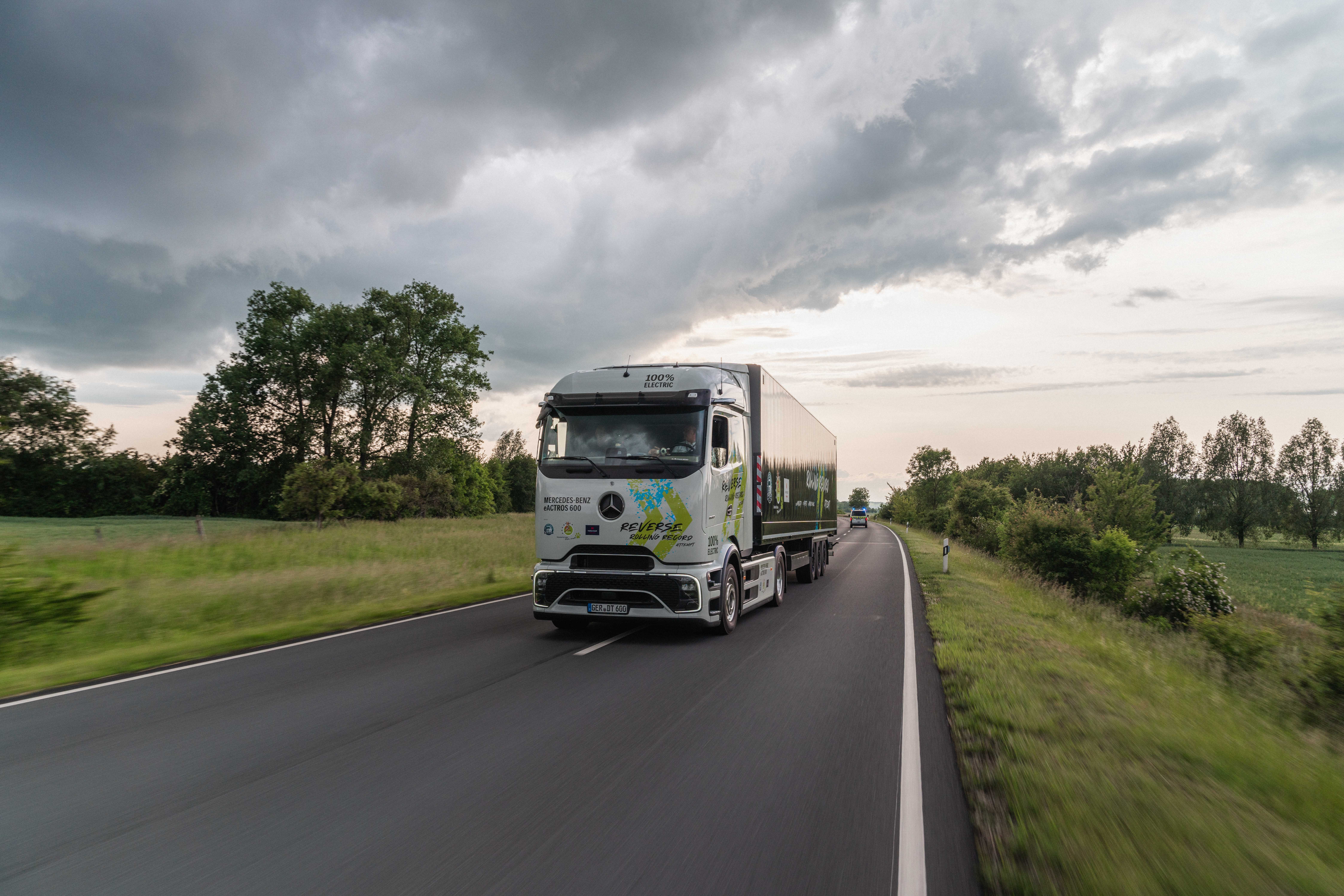 Read more about the article Wielkie cześć w Halberstadt: eActros 600 cofa 30 kilometrów drogami publicznymi do Global Parts Center