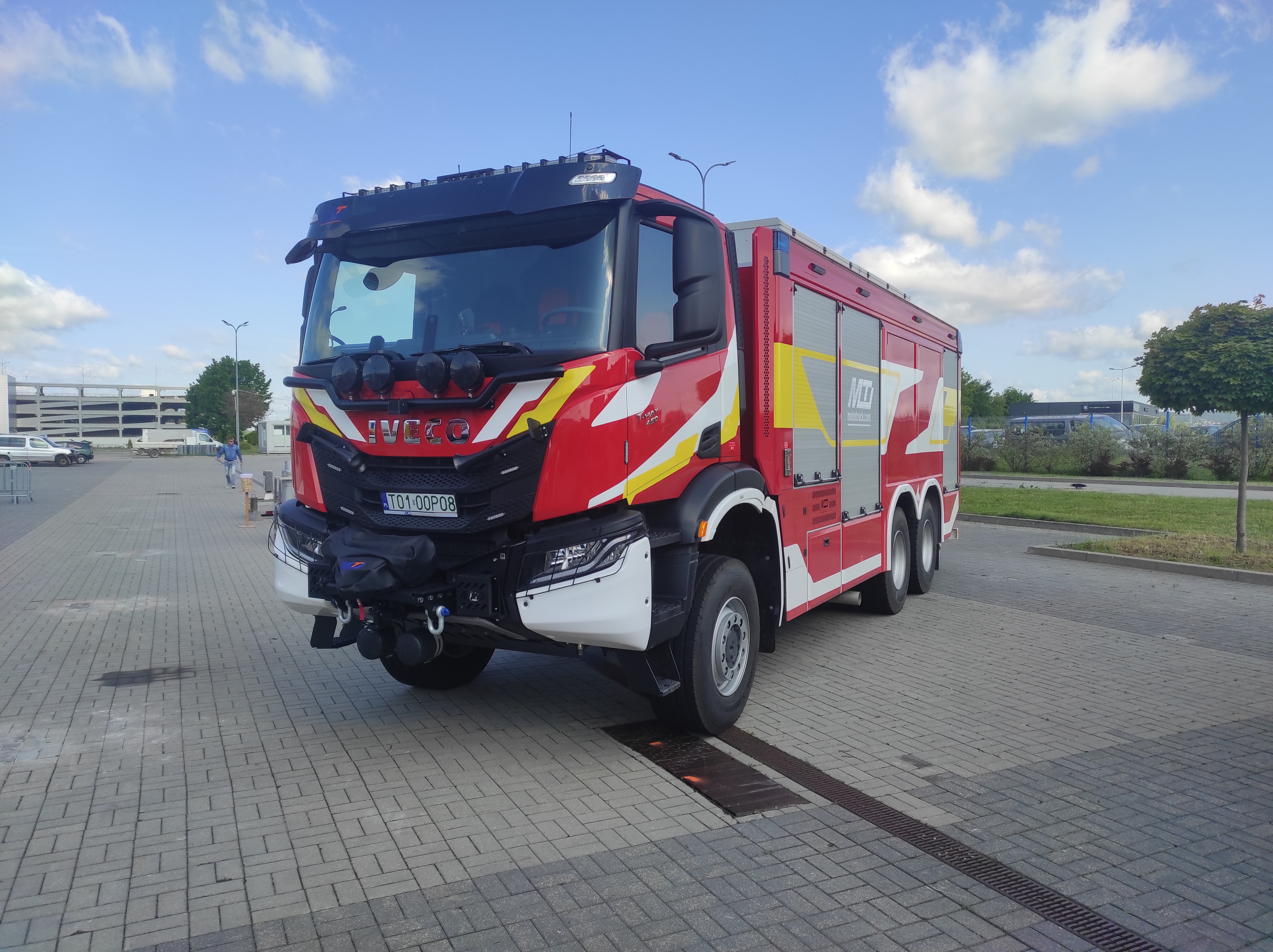 Read more about the article Ciężki samochód ratowniczo-gaśniczy na 3-osiowym podwoziu IVECO T-WAY 450 6X6 (3+3+1)