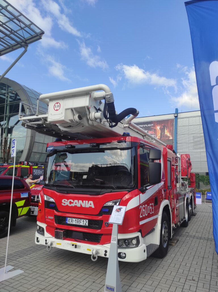 Read more about the article WISS – podnośnik pożarniczy z drabiną PTM-36D na 3-osiowym podwoziu Scania z kabiną niskowejściową