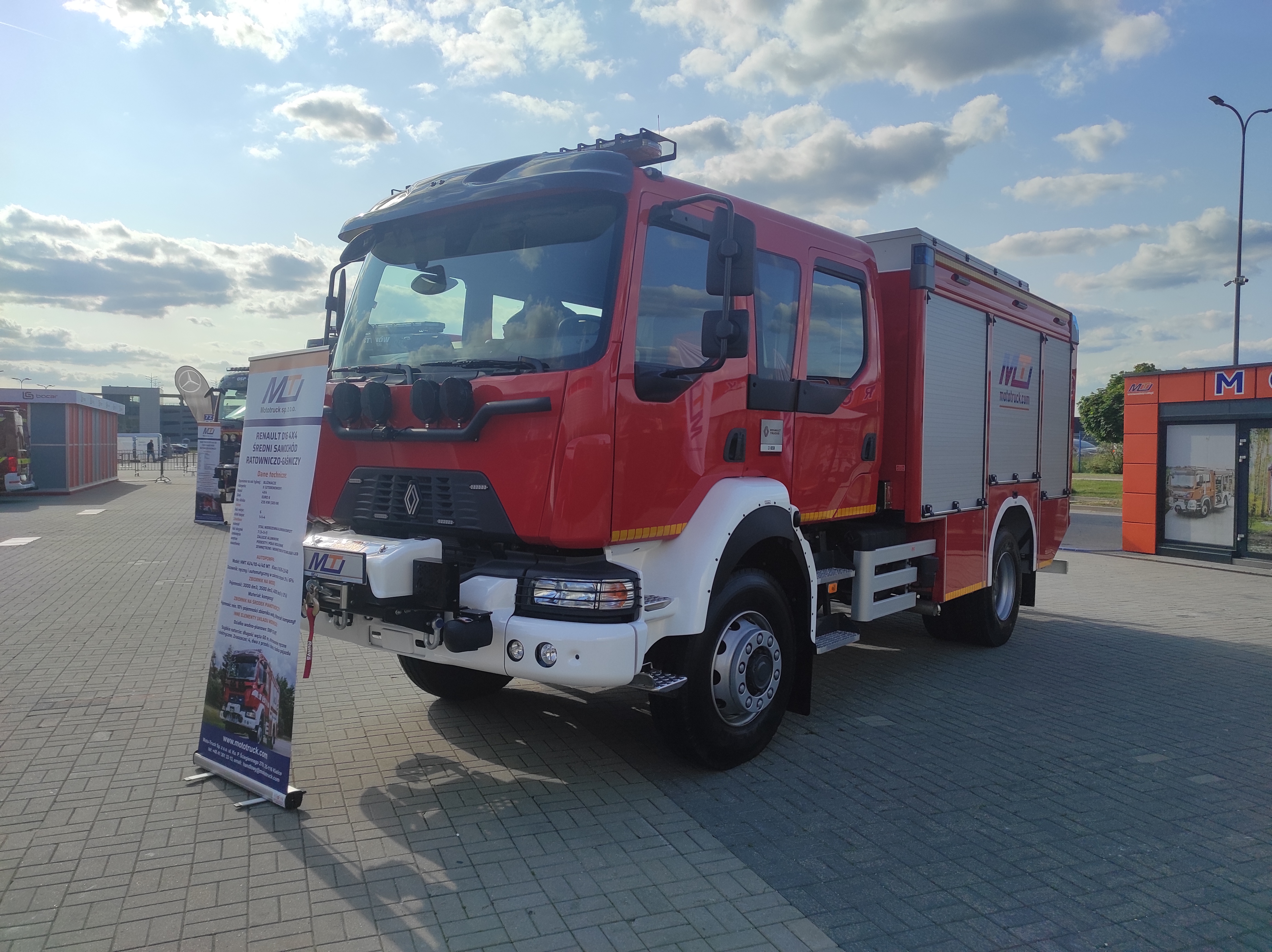 Read more about the article Renault D16 HIGH K P4x4 280E6 ogumienie bliźniacze na osi tylnej automat – pojazd dostępny w wariancie ze schowkiem przelotowym.