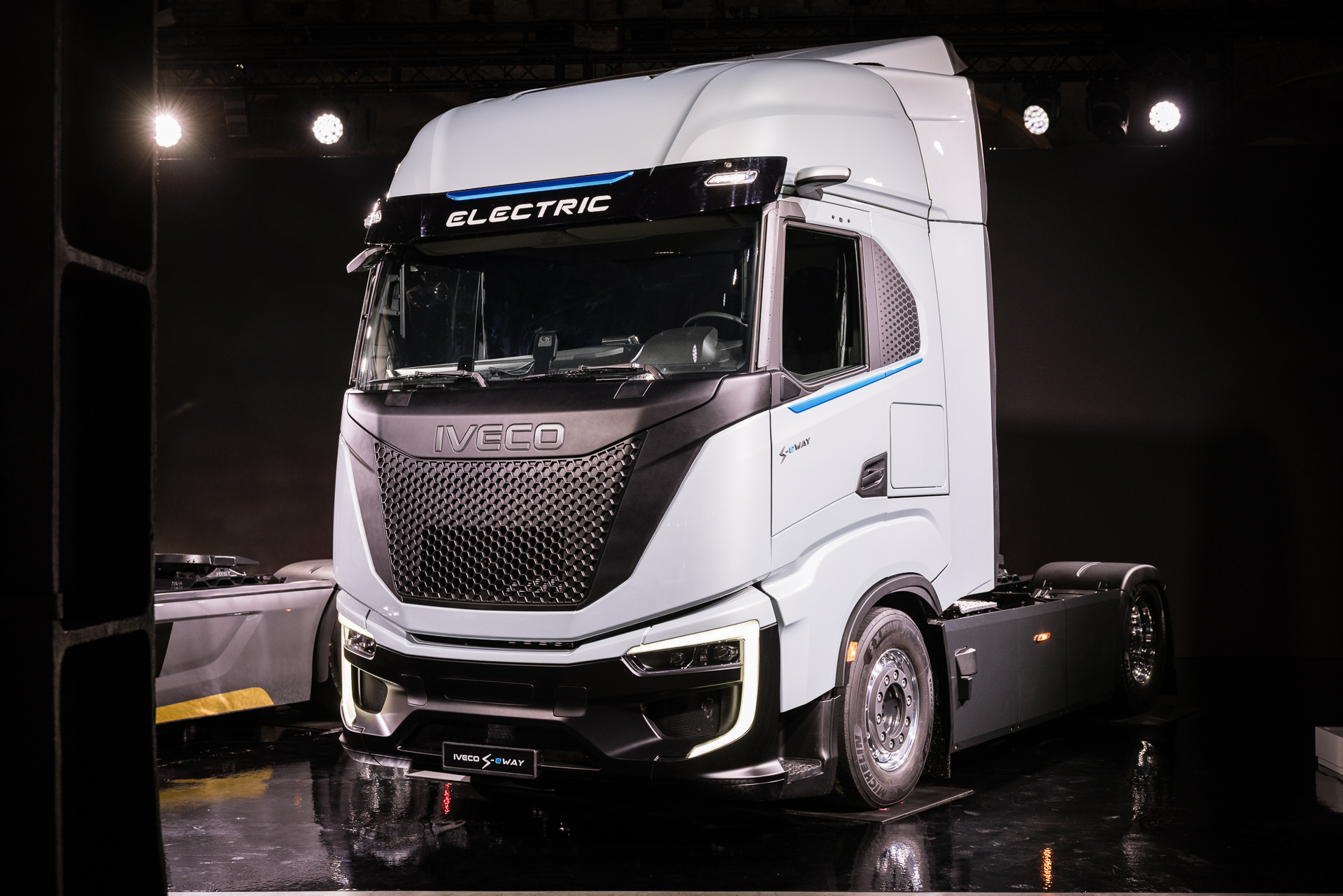 Read more about the article IVECO prezentuje nowego S-eWay Artic, idealny pojazd do e-mobilności w misjach dalekobieżnych i regionalnych