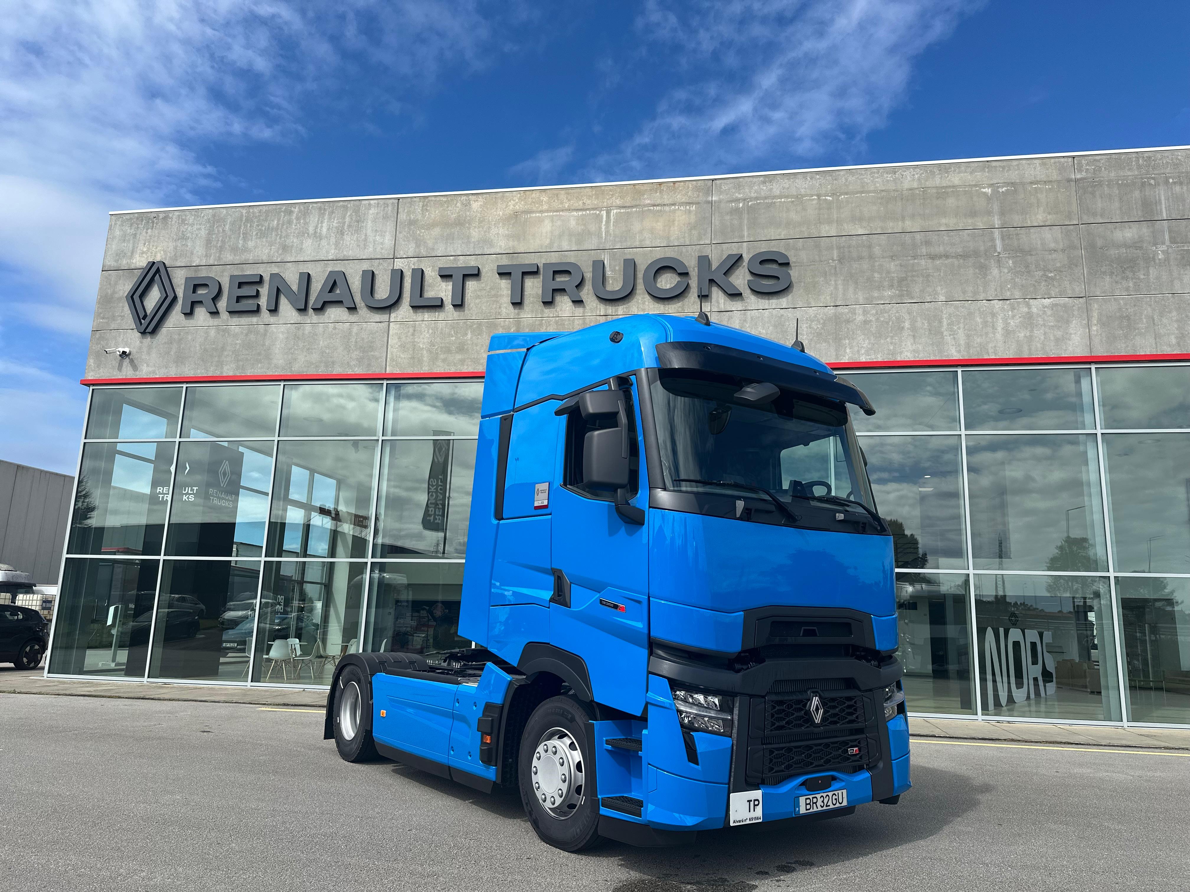 Read more about the article Milion ciężarówek: Renault Trucks świętuje ważny kamień milowy z TJA – Transportes J. Amaral