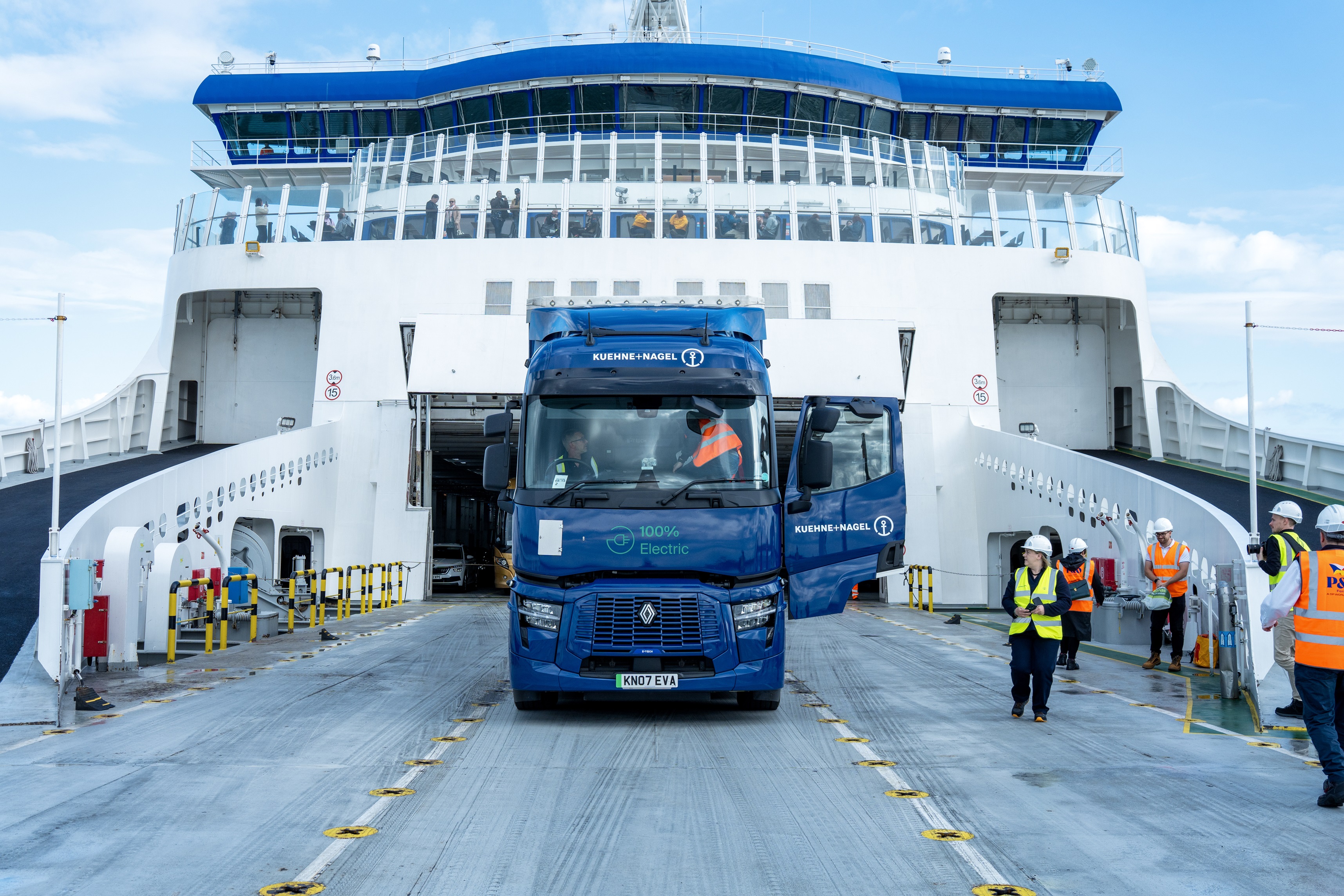 Read more about the article Pierwsza w historii elektryczna ciężarówka klasy tonażowej ciężkiej przeprawia się promem przez kanał La Manche z Dover do Calais
