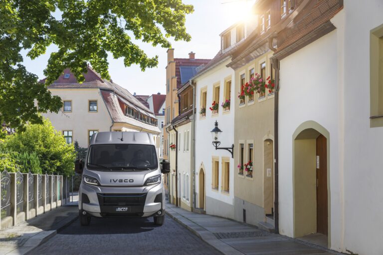 Read more about the article IVECO uzupełnia swoją ofertę lekkich pojazdów użytkowych o nowe eJolly i eSuperJolly: uniwersalne pojazdy do zadań miejskich