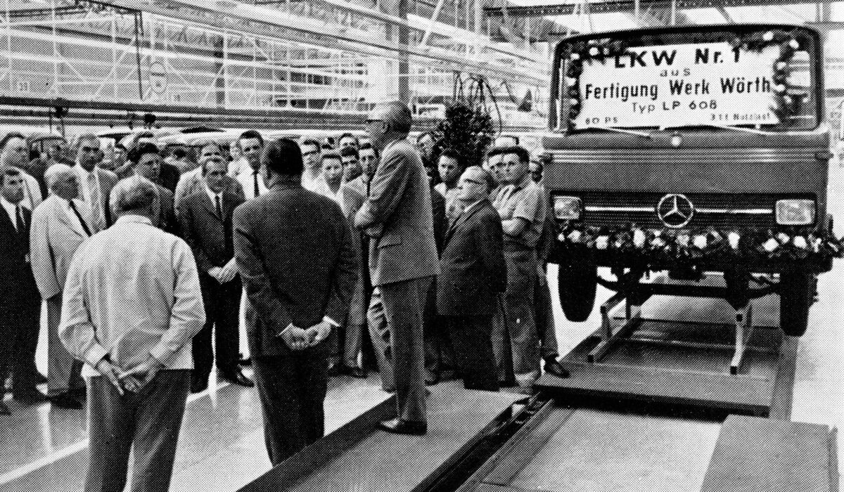 Historischer Meilenstein im Mercedes-Benz Werk Wörth: Erster Lkw vor 60 Jahren gefertigtHistoric milestone at the Mercedes-Benz plant in Wörth: First truck produced 60 years ago