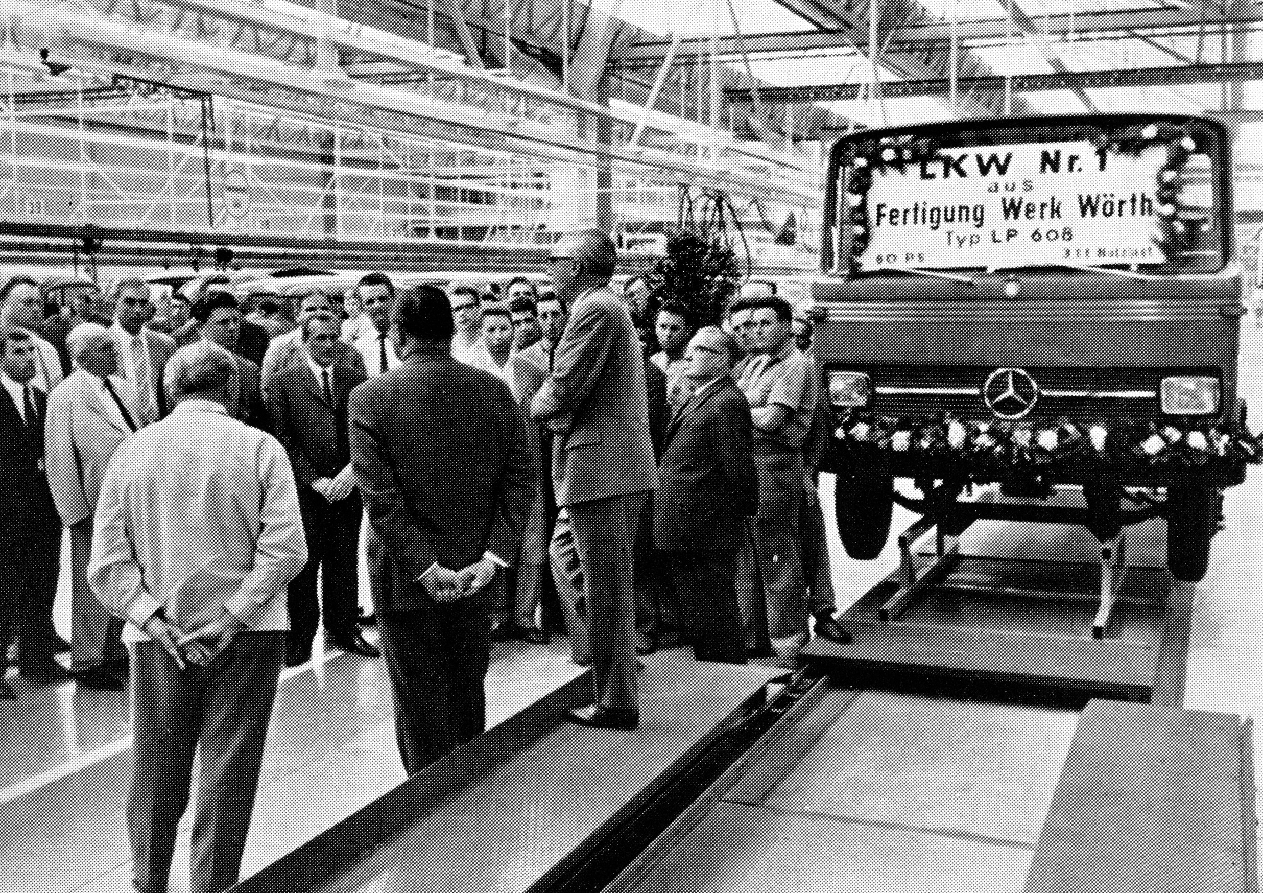 Read more about the article Historyczny kamień milowy w fabryce Mercedes-Benz w Wörth – pierwsza ciężarówka wyprodukowana 60 lat temu