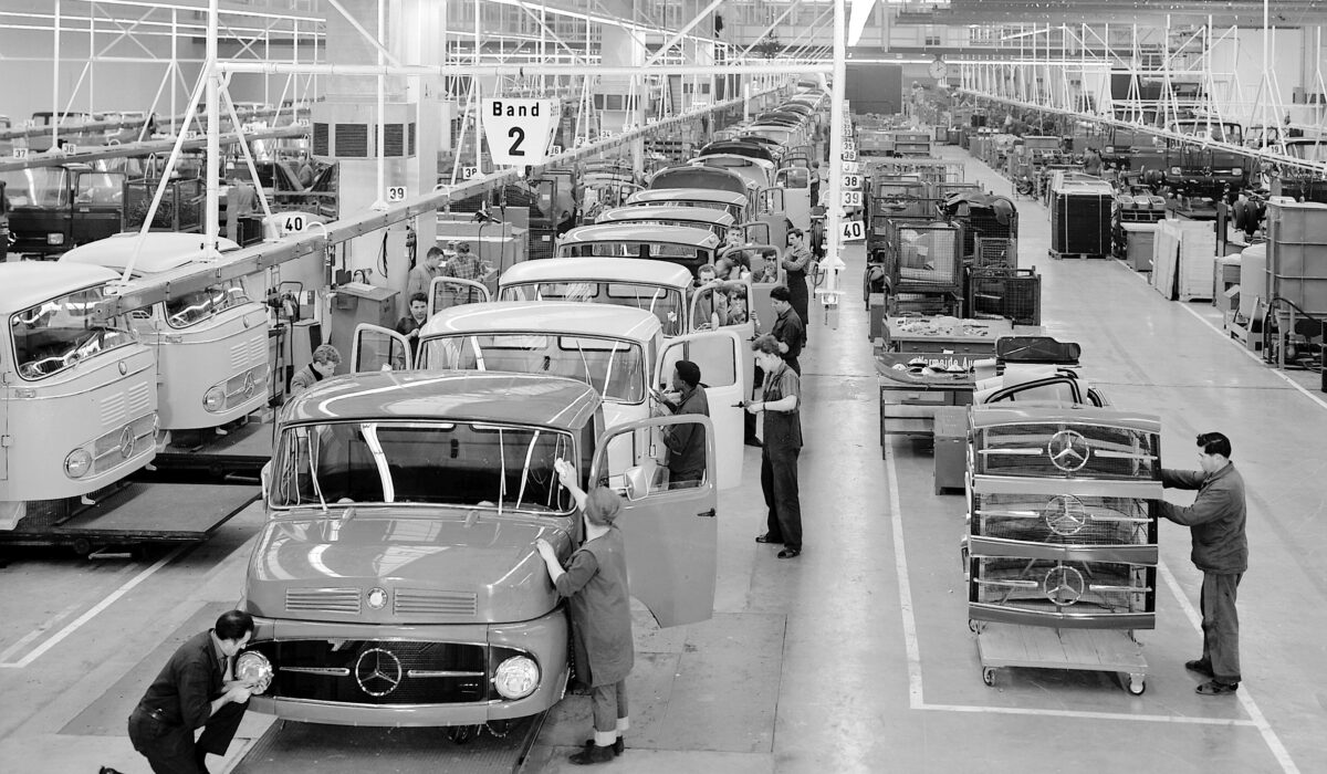 Ab 1965 stand Wörth im Fokus der Nutzfahrzeugproduktion bei Mercedes-Benz. Im zentralen Montagewerk wurden nun komplette Fahrzeuge montiert und ausgeliefert.

From 1965, Wörth became the focus of commercial vehicle production at Mercedes-Benz. Complete vehicles were now assembled and delivered at the central assembly plant.