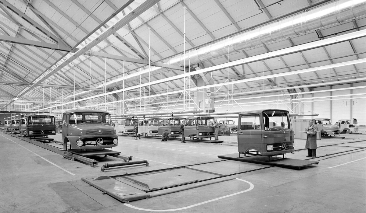 Abteilung Fahrerhaus Innenausbau für alle Mercedes-Benz Lkw Typen im Lkw Montagewerk in Wörth / Rhein, 1965.

Cab interior fitting department for all Mercedes-Benz truck types at the truck assembly plant in Wörth / Rhine, 1965.