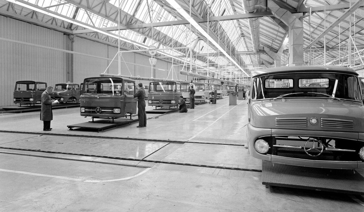 Abteilung Fahrerhaus Innenausbau für alle Mercedes-Benz Lkw Typen im Lkw Montagewerk in Wörth / Rhein, 1965.

Cab interior fitting department for all Mercedes-Benz truck types at the truck assembly plant in Wörth / Rhine, 1965